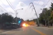 【動画】車が電柱に衝突して24本の電柱が次々と倒れてしまう事故。