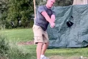 痛すぎワロタ。裏庭でゴルフの練習をしていた男性に起きたアクシデント（4秒）