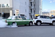 【動画】追突してもアクセルを踏み続けるタクシーが函館で目撃される。
