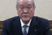 財務相「実際買い物はしていないが、主婦の声を新聞やテレビで見て実感している」黒田総裁の「値上げ受け入れ」発言撤回で