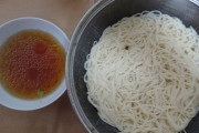そうめんを茹でて食った。ごま油を麺つゆに入れると格段に美味しいね