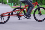 車輪の常識を真っ二つ！「半円のタイヤで走行する」新機軸の自転車が登場
