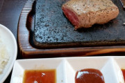 【画像】ステーキを「塩」と「胡椒」だけで食べるのはニワカ。本当に肉の味を楽しみたいのなら…