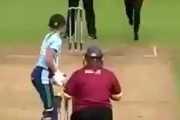 【海外】 クリケットの試合が行われていた。ルールはよく分からない → でもこのプレーは反則ですよね…