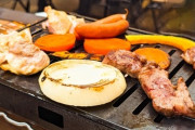 友人達とBBQするんだけど、「嫁さんも是非一緒に！」と言われたので嫁を誘ったら即答で「行かないよ。ただの社交辞令。本当に行ったら空気悪くなるだけ」と言われてしまった