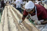インドで「世界一長いケーキ」がギネス世界記録認定全長なんと5300メートル！