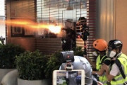 【ヤバい】香港でまたもや警察が発砲！今度は１４歳の少年が太ももを撃たれる・・・