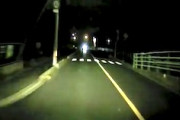 【島根】街灯のない夜道のど真ん中に突っ立っていた男性をはねてしまうタクシーの車載。