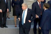 【動画】英ジョンソン首相、NATO首脳会議の写真撮影時に「ぼっち」になりネタにされる