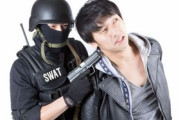【検証動画】SWAT隊員のボトルキャップチャレンジがエチチすぎる件・・・・