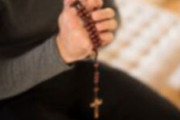 自分と父親を何十年にもわたり性的虐待し続けた神父の喉に十字架をねじ込んで窒息死させた少年が逮捕