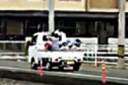 【画像】 軽トラの荷台に園児と保育士を乗せて走行、運転しているのは理事長 ＝ 阿南市