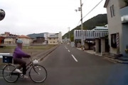 【香川】結構な勢いで自転車を跳ね飛ばす出会い頭の事故ドライブレコーダー。