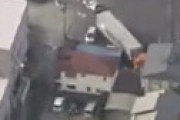 【動画】 埼玉県・北本市、トレーラーが数十メートル暴走し住宅に突っ込む　車10台巻き込まれ大破、複数人搬送
