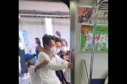 【悲報】イキリ父親さん、電車でブチギレるも家族全員に取り押さえられてしまうｗｗｗｗｗ