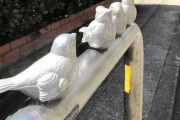 その名は「ピコリーノ」　車止めに止まる「小鳥」たちが担った大切な役割