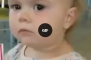 女児が生まれて初めてコーラを飲んだ時のリアクションが海外で話題に！心配の声も　海外の反応