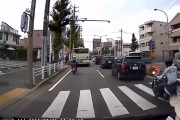 女さん、車線変更時にわざわざ２回も車をぶつける