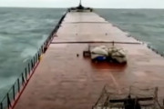 黒海で貨物船が真っ二つに折れて沈没。その瞬間の映像が公開される。