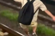 【動画】痴漢を疑われた男、ホームから飛び降りて骨折してしまうｗｗｗ