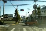 たまーに見かける　逆走しての最前列からの信号無視と自由過ぎる車