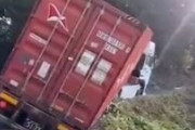 【動画】トレーラー、山道を通ろうとしてひっくり返ってしまう