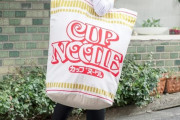 外国人「日本の会社がカップヌードルエコバッグを作ってる…」