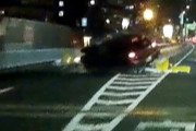 【動画】高速で無理やり割り込もうとした車カスさん、車線変更してきたプリウスを避けきれずに分離帯に激突