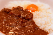「カレーに生卵落として食う」← この謎の食文化?
