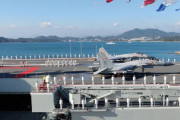 中国メディアが空母「山東」での着陸訓練映像を公開…殲15戦闘機が次々と発艦！