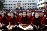 インド学生が習近平国家主席の顔写真のお面をつけを熱烈歓迎！