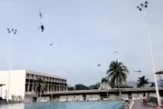 【動画】軍事パレード中にヘリコプター2機が衝突して墜落。10人が死亡。