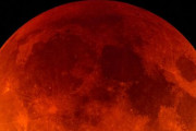 【必見】今年最大の天体ショー、今夜26日の『スーパームーンの皆既月食』！最大のタイミングは○時○分