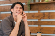 【騒音トラブル】カフェ店員「スマホで電話する客や動画視聴する客がうるさい。どう対応すればいいのか」
