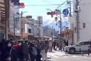 【動画】山梨県の富士山絶景商店街が中国人観光客で大変なことに。