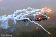 中国陸軍航空旅団の武装ヘリWZ-10などが実戦訓練を実施…赤外線妨害弾(フレア)で機動回避！