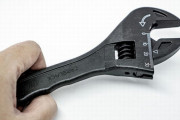 超軽量81gのカーボン製モンキーレンチ「カルブラック」発売…軽量と高強度を両立！