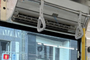 函館市「市電にエアコンを設置するお金がない。せや！」まさかの家庭用ルームエアコンを設置