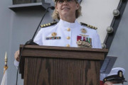 米海軍初の女性空母艦長が就任、空母「エイブラハム・リンカーン」で艦長交代式！