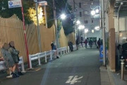 【画像】深夜の路地裏でミニスカ女子が急増......一体なぜ