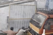 【動画】無人で動き出したトラックを人力で止めようとした男性が亡くなった事故。