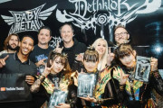 【海外】米YouTube Theaterの幹部がBABYMETALに自分たちのカスタムアクションフィギュアを贈る