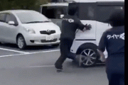 【衝撃映像】前後に激しく暴走する車をタイヤ市場スタッフが数人がかりで止めようとする動画がヤバすぎ！！ 本人は「踏み間違え」と豪語