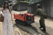 【画像】女性さん、とんでもない格好で熱海土砂災害現場を取材　炎上してしまうｗｗｗｗｗｗ