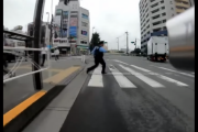 【動画】赤信号で警察官が突然飛び出してきて、自転車とぶつかりそうになった動画が話題に！ お前ら、どう思う？