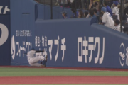 【日本ハム】万波中正 ファウルゾーンにとんだ飛球をサイドフェンスにぶつかりながらスライディングキャッチ