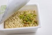 職場で「カップ焼きそば」を食べるのって迷惑ですか？ 安くて節約になるのですが