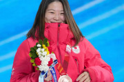 スノボ銅の冨田せな、メダルは「重たくてびっくり」　帰国したら好物「ハーゲンダッツを・・食べたい」　北京五輪