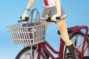 【画像】女の子さん、短いスカートを履いて自転車を立乗りしてしまう・・・w