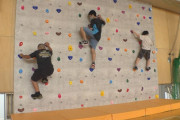 最近は小学校の体育館にボルダリング壁あるらしいぞ